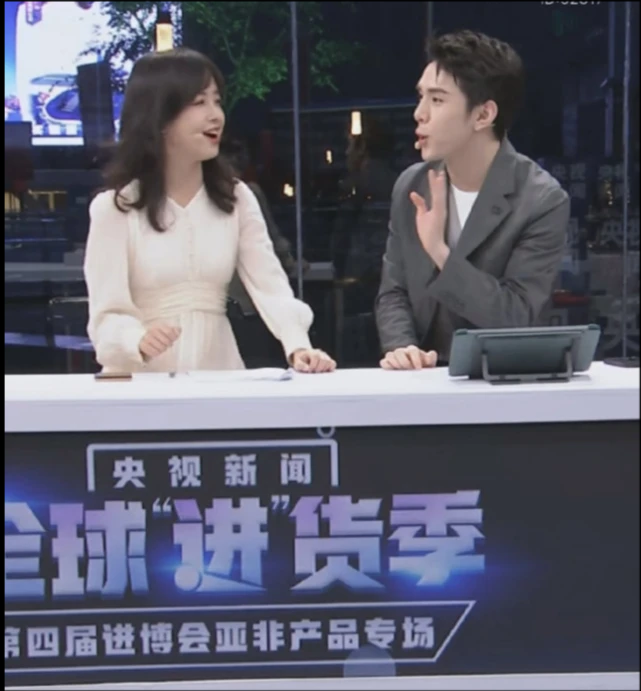 王冰冰|王冰冰不愧是央视初恋脸！穿小白裙直播卖货美到上热搜，笑容超甜