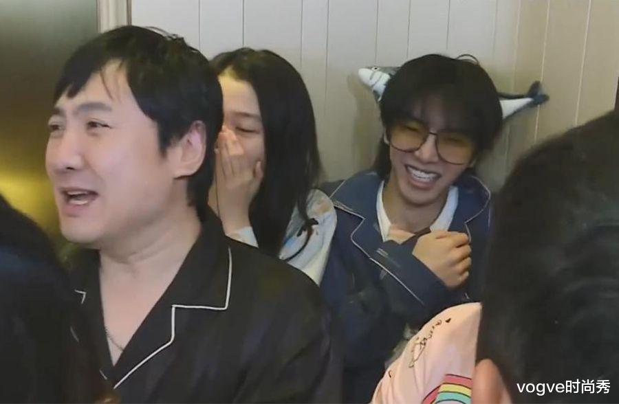 关晓彤|都在夸关晓彤素颜美，和华晨宇一起进入电梯后，确定身高172cm？