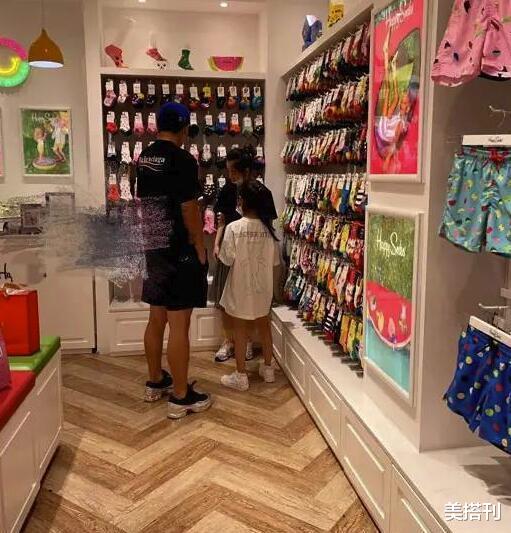 美搭刊|李小璐带女儿玩滑板，为8岁甜馨扎脏辫，被打扮成了一个小rapper