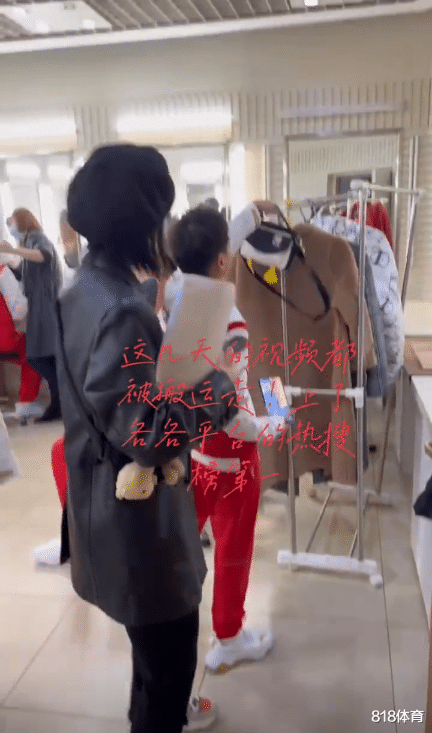 全红婵|争分夺秒! 全红婵化妆间排队化妆抓紧打游戏, 玩吃鸡玩得不亦乐乎