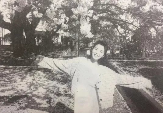 贾静雯|董卿最大对手！17岁扫厕所，23岁日本出道，她才是央视宝藏女孩