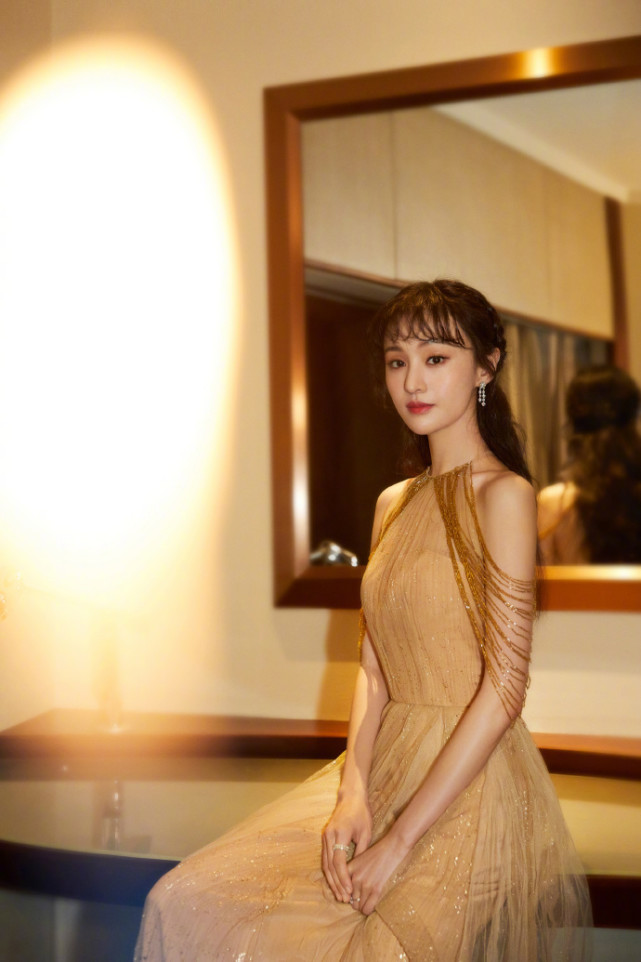 郑爽|郑爽在儿子出生前一天活动后台照曝光，愁容满面，女儿出生第4天起诉张恒