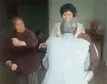  “25岁小伙被40岁阿姨老牛吃嫩草，问题是还很美！”这波赚大了啊