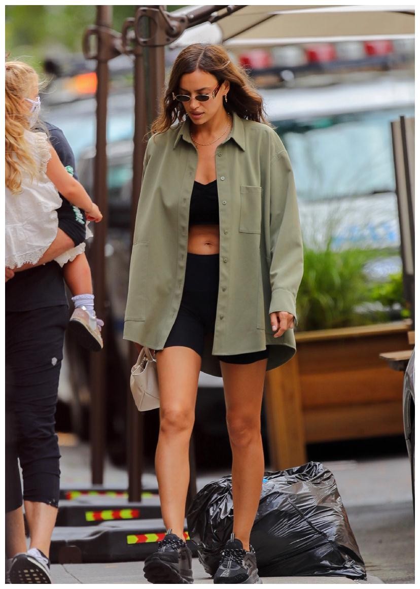 全球时尚风行 超正辣模伊莲娜真会穿！棉袄搭低胸裙挡不住性感，脸蛋只有口罩大