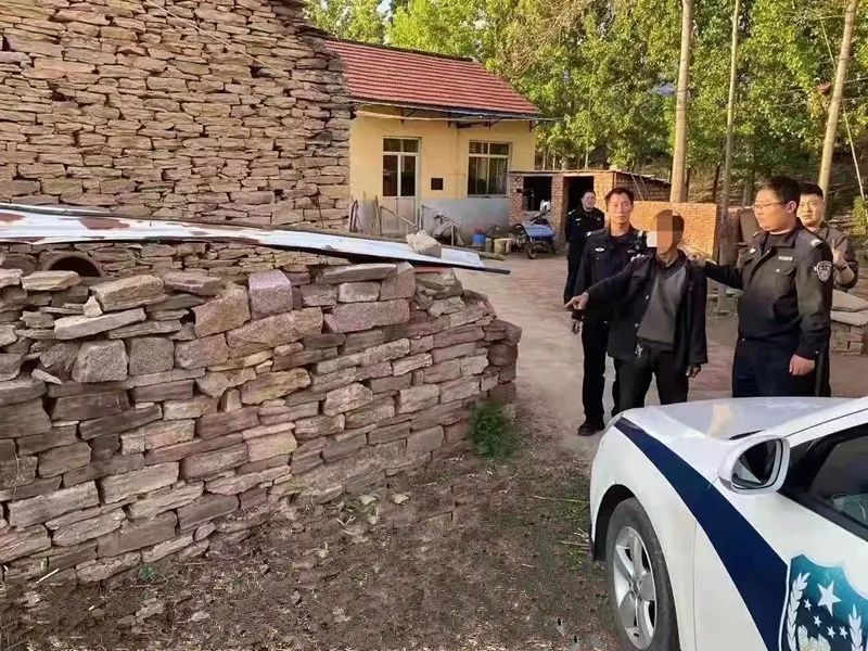 沂源县广播电视台 真嚣张！大白天入室盗窃，谁知警察随后来敲门了