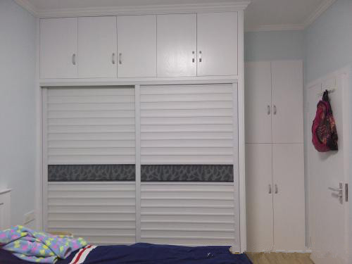 她在50平的房子里摆下三张床，次卧一盏灯让无数网友为她点赞