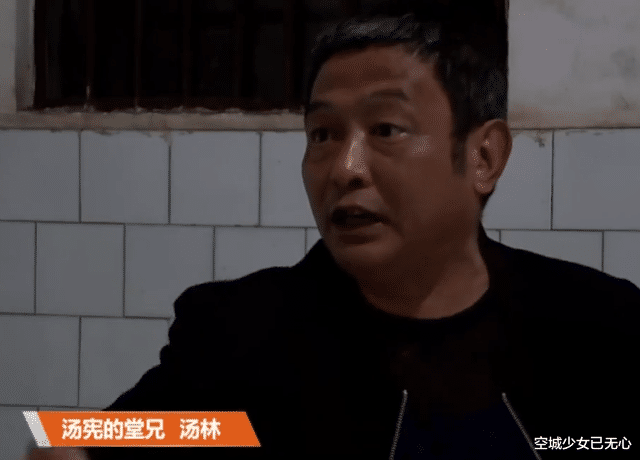 男子上山扫墓,却发现母亲的坟被挖开,棺木上还被修建了水泥路