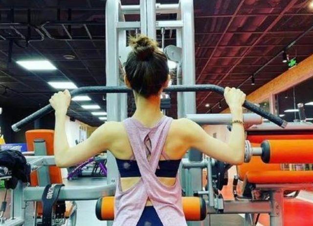 章泽天|“奶茶妹妹”身穿无痕裤，双腿就像开了特效，健身照实在太亮眼