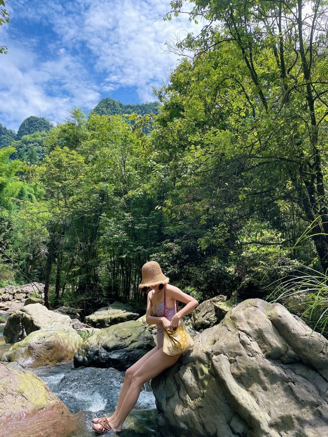 27君|野游，怎么能少得了漂亮的泳装和渔夫草帽，就算穿泳衣也要把它搭配到最时尚！