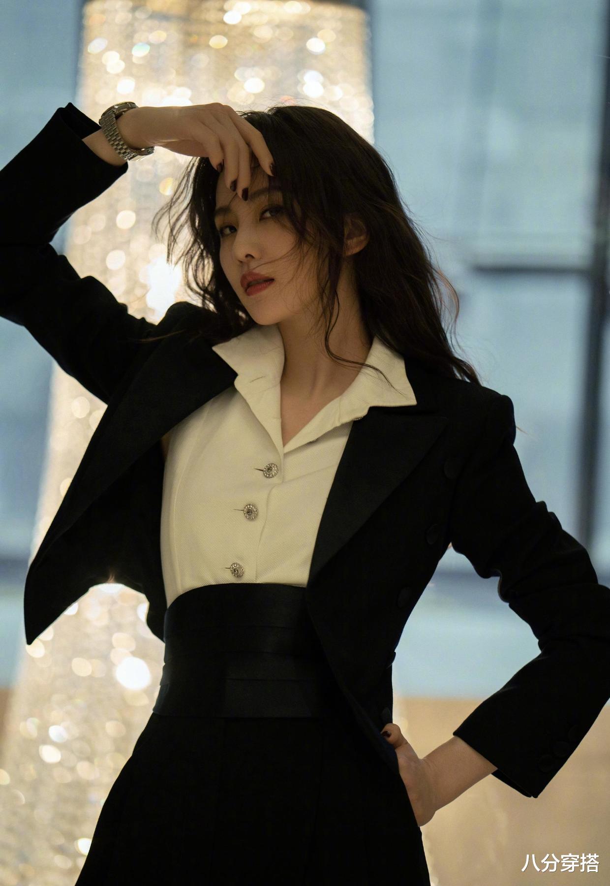 刘诗诗|被“刘诗诗”迷住了，穿亚麻棕西服配针织衫简约大气，优雅温柔