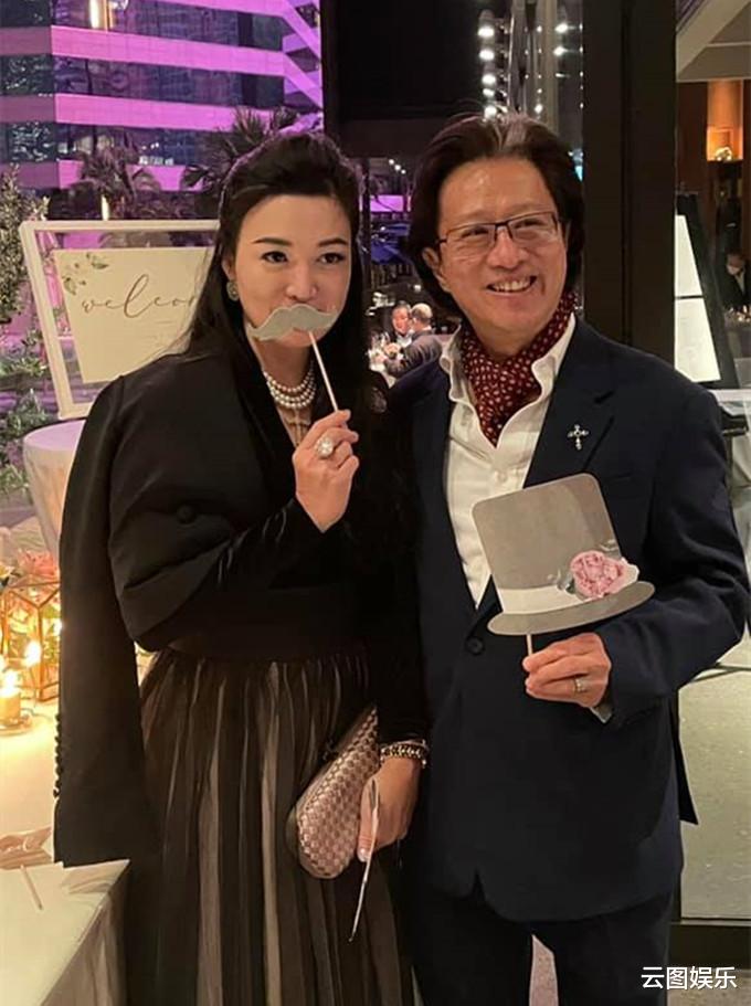 陈少霞|陈少霞陪富豪老公出席宴会，戴3条珍珠项链显贵气，已融入名流圈