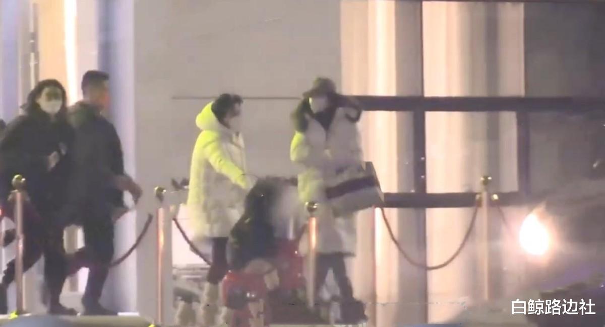 Angelababy|杨颖工作不忘带娃！5岁小海绵到妈妈腰部，骑行李箱上可爱又活泼