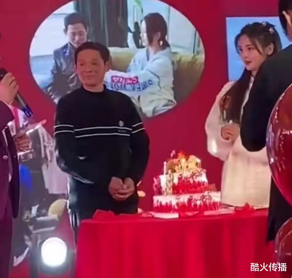 杨超越|杨超越回老家为60岁父亲办生日宴，大圆桌配红桌布，超越妹妹紧张到抠脚