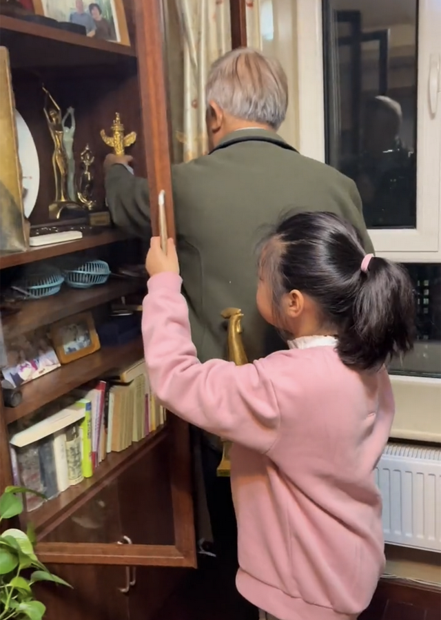 华表奖|79岁高明向孙女“炫耀”奖杯，小女孩不爱金鸡奖，却钟情于华表奖