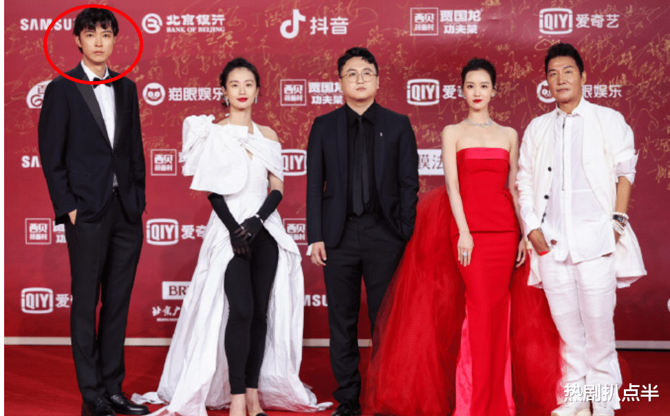 左溢|伤仲永！8岁横空出世的天才偶像，如今变成一米九的“傻大个”