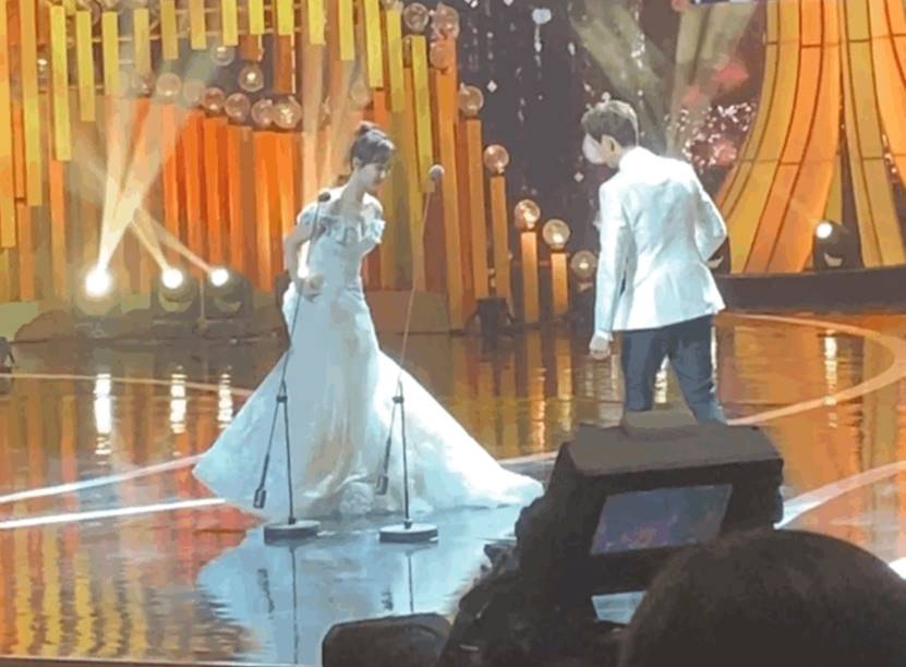 杨紫|杨紫减肥成功后气质大变，与李现合体领奖，一个动作让李现尴尬了