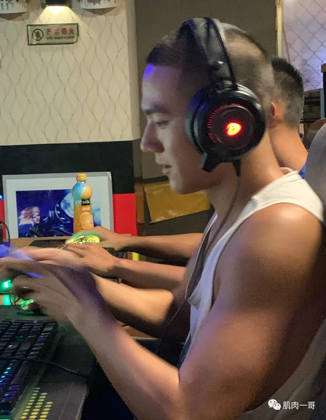 酸奶|网吧偶遇寸头天菜,果然男生留寸头最帅比