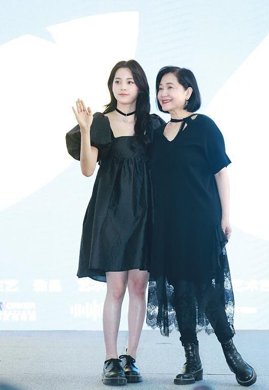 潮帮先生|欧阳娜娜妈妈罕见露面,小黑裙配马丁靴真时髦,母女俩共用一张脸