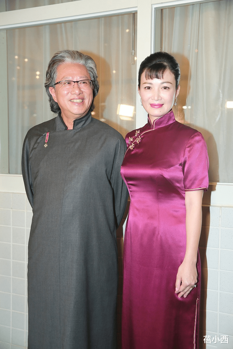 蓓小西|陈少霞已到了大婶的年纪，穿旗袍凸显傲人身材，难怪能二进豪门