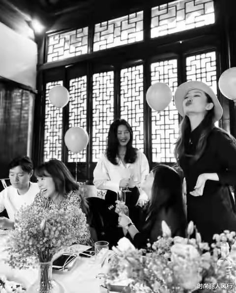 时尚丽人风行 朱珠聚齐京圈大咖为女儿取名！排场太大，她穿白衬衣亮相最出风头