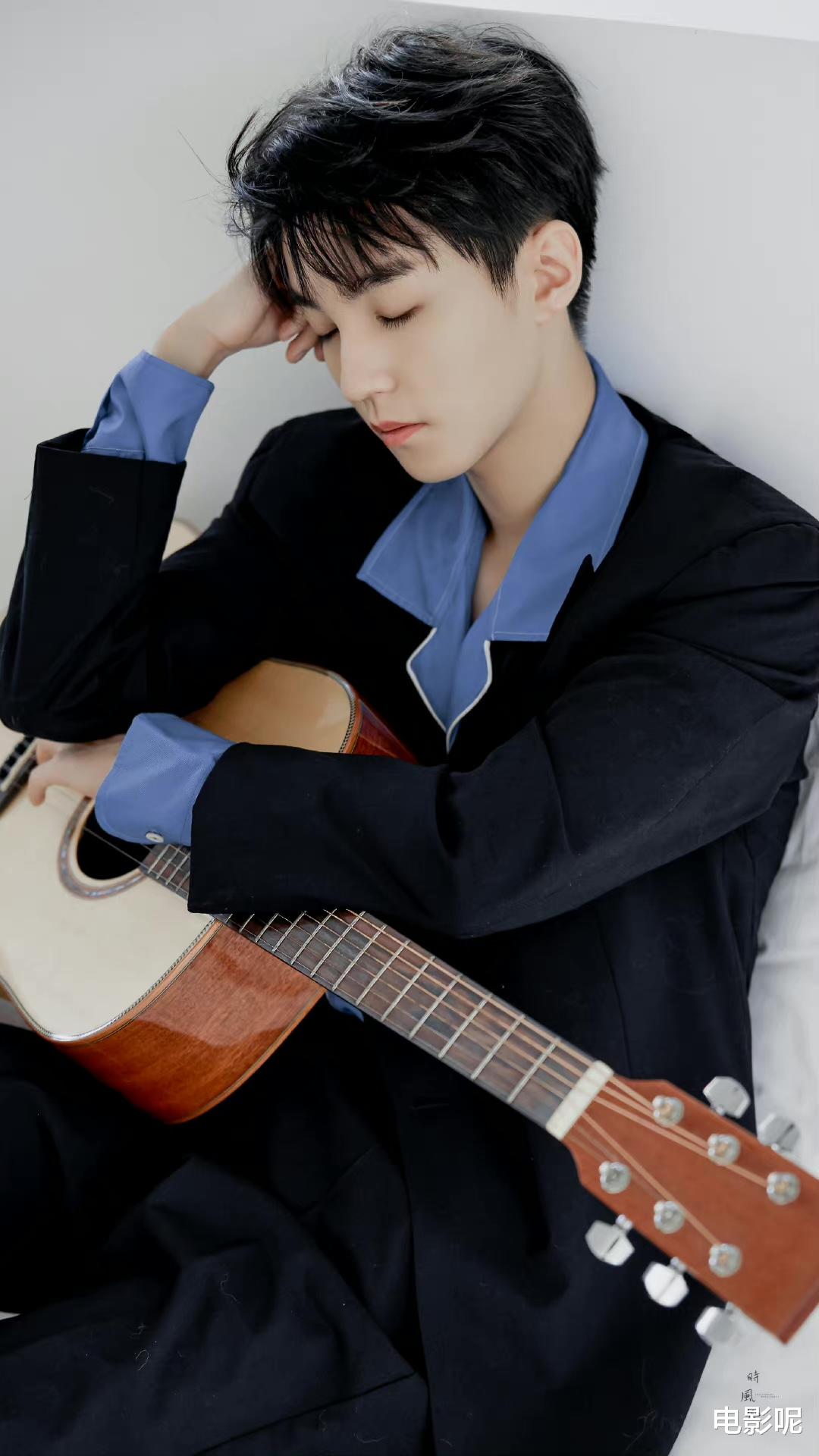 王俊凯|王俊凯午后大片曝光，粉丝花式排序，为图片编连续剧，想象力丰富