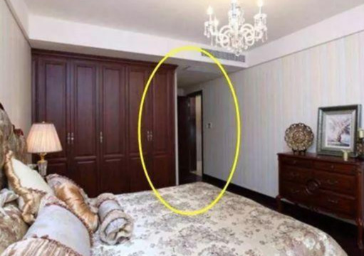 卧室门选红木色还是白色好?好多人都不懂,装完才知太难看了