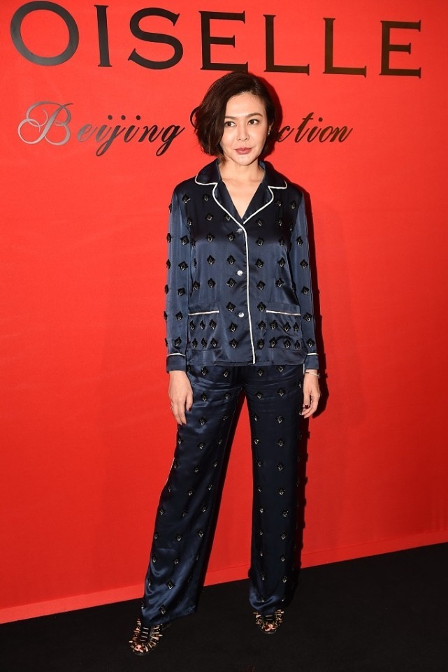 白小白的衣橱|关之琳这是把红毯当家了？还把“睡衣”穿出来了，真是挺随意的