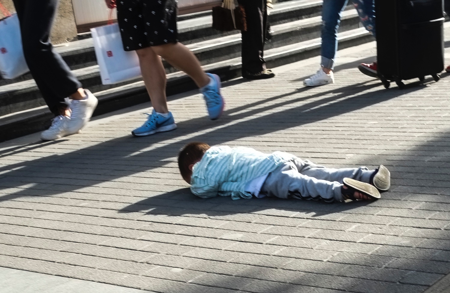 Hi家有小甜椒儿|“不给我看电视,我就晒死自己”,3岁孩子已经开始威胁父母了