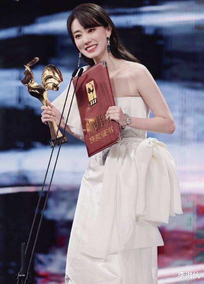 张子枫|张小斐拿奖后，张子枫错失影后一脸不高兴？网友：她本就很内向