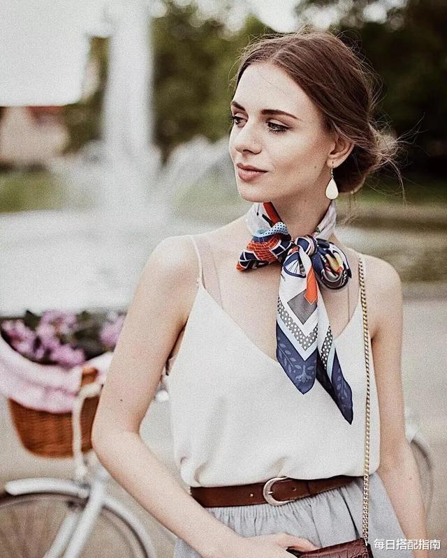 每日搭配指南|难怪精致女人都爱“丝巾”,5种系法、多套示范,教你搭出高级感