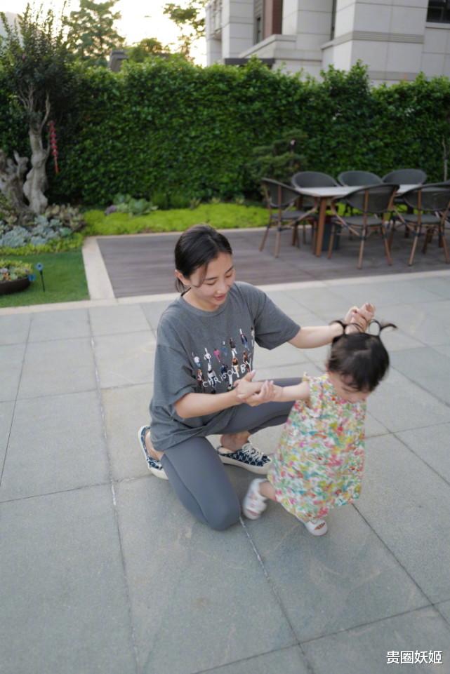 运动|何雯娜给女儿剪头发,妈妈技术有待提高,超可爱的新造型好抢镜