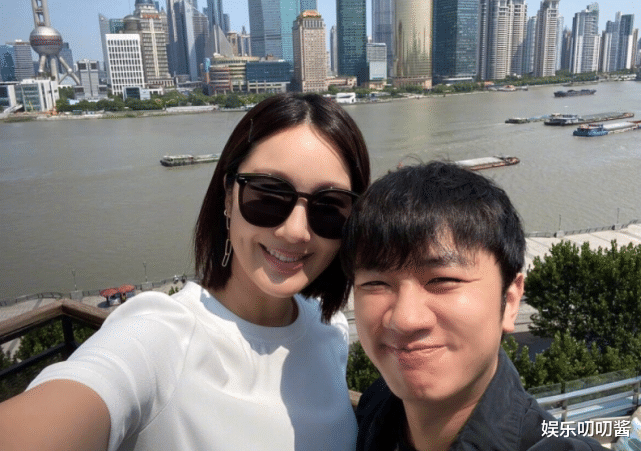 王祖蓝|41岁王祖蓝发福明显，为爱女庆生被岳父碾压，网友：宠妻人设别塌