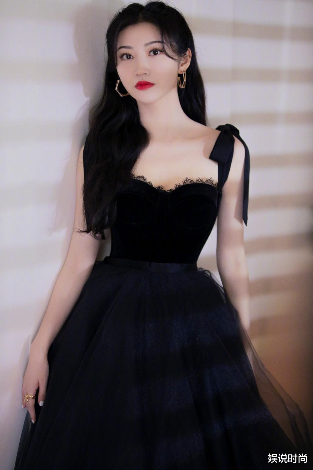 娱说时尚 景甜演绎时尚大片，黑色吊带长裙，展示出好身材