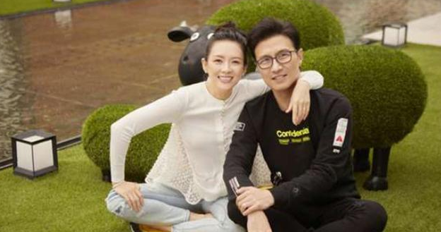 别墅|参观章子怡住的房子，在外面看像园林式别墅，大门外面就是一片海