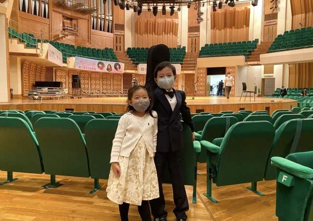 霍启刚|霍启刚带女儿看演出，4岁霍中妍现芭蕾舞天赋，柔韧性不输郭晶晶