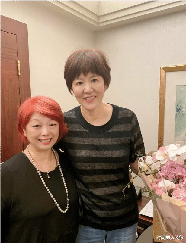 t恤 郎平退休后首露面！60岁越老越美了，穿衬衣留短发变时髦精好年轻