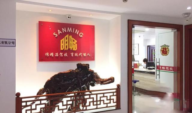 说说热点故事烩 “好心”教练主动约貌美女学员陪练，偏僻处猥亵，网友：衣冠禽兽