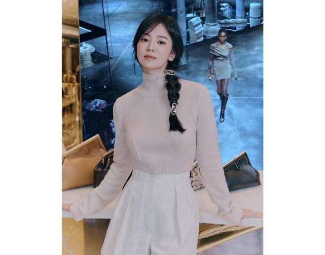 时尚风行派|40岁宋慧乔颜值大回春！扎麻花辫嫩得像少女，为高奢代言重回顶流