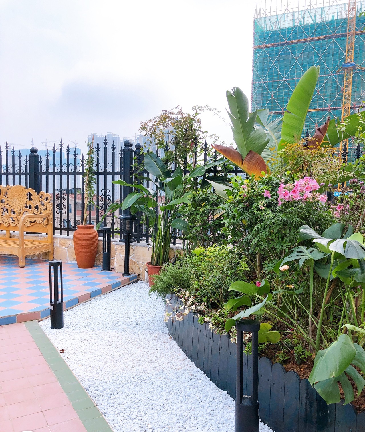 买不起别墅,一定要买顶楼带露台,建一个休闲花园也是不错的选择