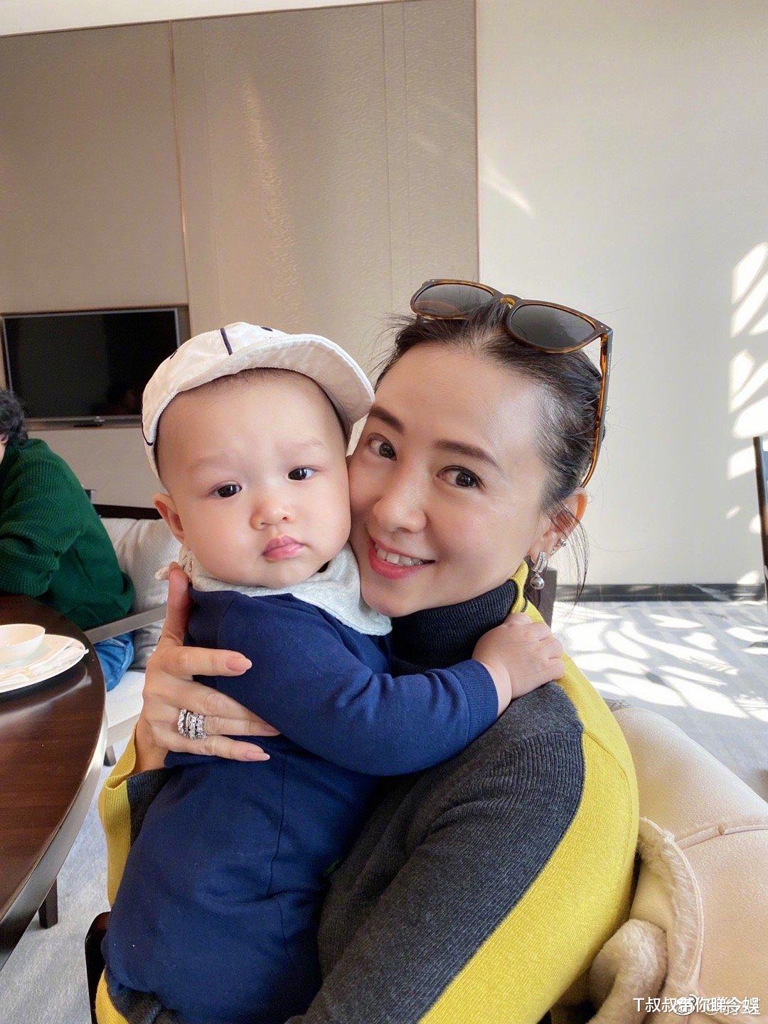胡杏儿|胡杏儿带小儿子开工　翁虹抱小Baby爱不释手
