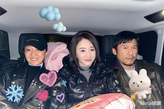 李小冉|李小冉罕见晒生活近照！穿毛衣打扮朴素吃饺子，大鼻子一看就旺夫