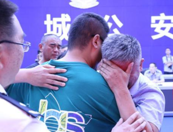 Hi家有小甜椒儿|被拐24年和生父母重逢,决定留在养父母身边,网友:意难平