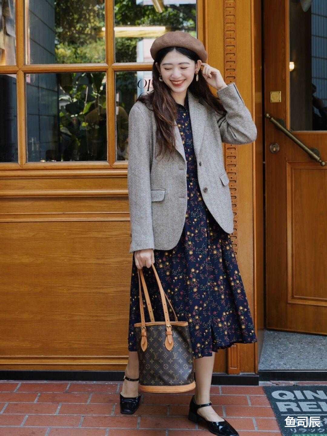 鱼司辰|25、35岁的女性穿衣不要太花哨，建议几个基础款，提高气质与颜值