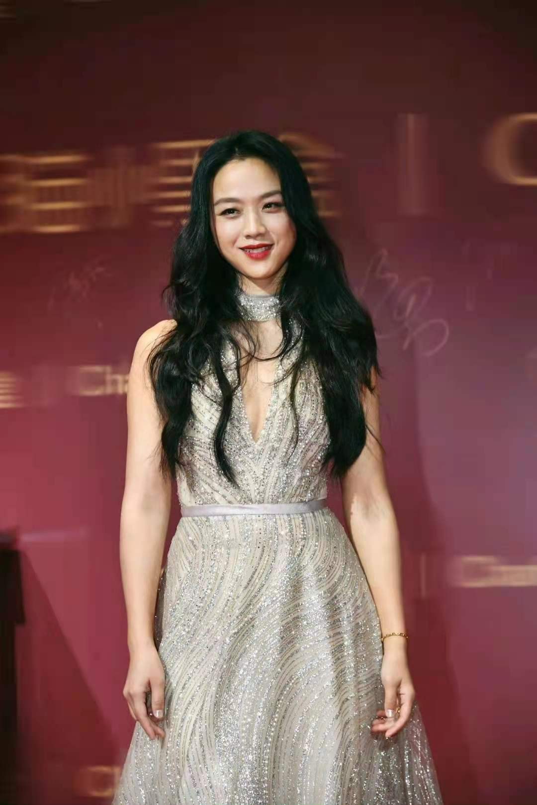 时尚风行派 汤唯脱下礼服赶飞机!穿格纹西装戴中国红口罩心情大好,颜值绝了