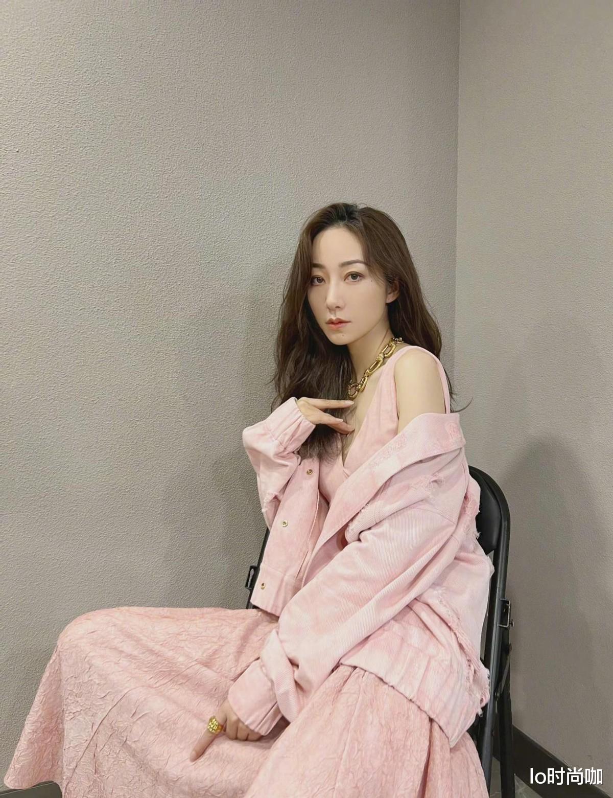 lo时尚咖 韩雪原来也有“少女情怀”，穿上粉色长裙优雅浪漫，看着真养眼