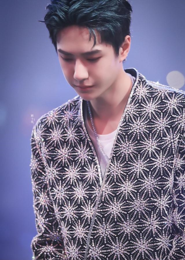 王一博|王一博电影官宣,海报别具一格,人物介绍长达九页!