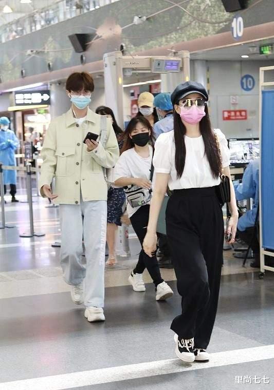 伊能静|伊能静儿子二次走机场，1米8身高还穿增高鞋，母子一前一后无互动