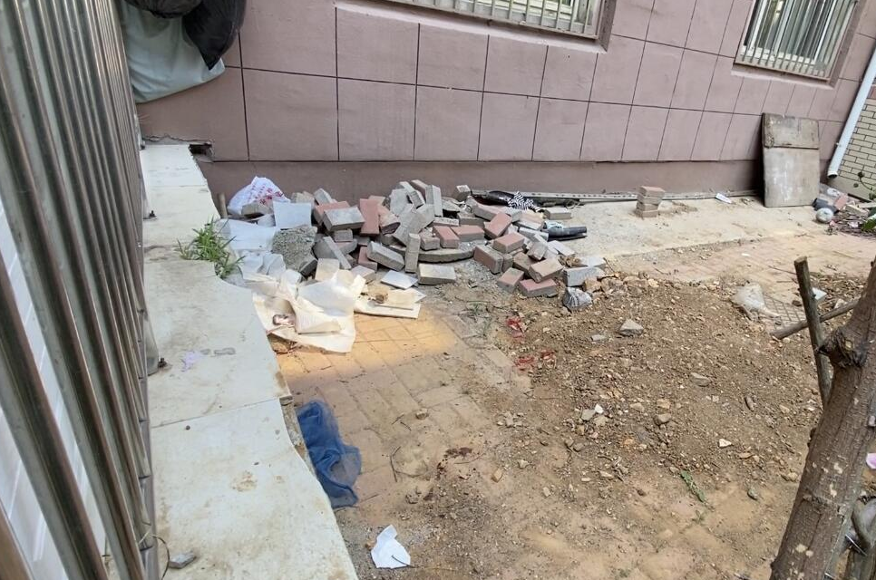 洁希亚国际洗衣 大连一女子晾晒被子，从五楼坠落不幸身亡，窗台晾衣架都折了