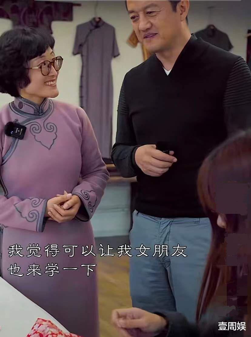 李亚鹏|李亚鹏拜访友人，提到女朋友嘴角上扬，网友：王菲好不值得！