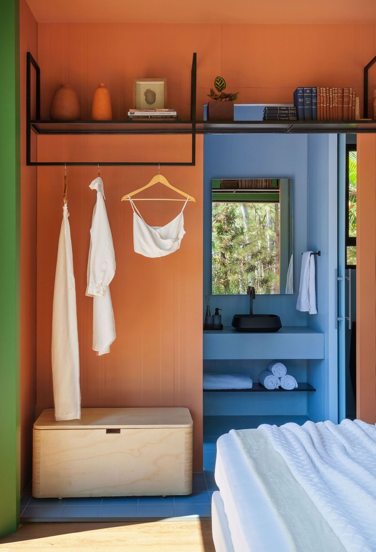 2 个集装箱拼成一个色彩缤纷的单身公寓